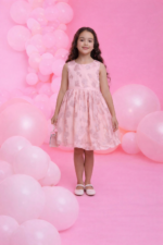 طقم فستان وردي لحمي بنات بنقشة ورود ورباط رأس و جاكيت مبطن للأطفال من 3 إلى 7 سنوات