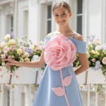 فستان البنات الأزرق بتفاصيل وردية ثلاثية الأبعاد للأعمار من 8 إلى 15 سنة