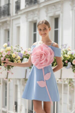 فستان البنات الأزرق بتفاصيل وردية ثلاثية الأبعاد للأعمار من 8 إلى 15 سنة