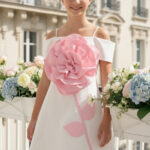 فستان البنات بلون الإكرو مع تفاصيل وردية ثلاثية الأبعاد للأعمار من 8 إلى 15 سنة