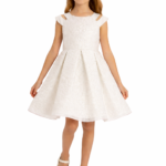 فستان بنات ابيضّ أوف وايت  بقماش بارز مع رباط رأس للأعمار من 3 إلى 7 سنوات