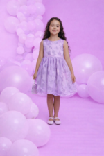 ⁦طقم فستان ليلكي  بنات بنقشة ورود ورباط رأس و جاكيت مبطن للأطفال من 3 إلى 7 سنوات⁩ - الصورة ⁦2⁩