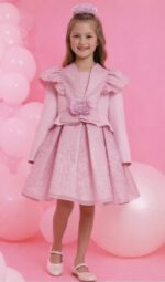 ⁦فستان بنات بودر وردي بقماش بارز  مع رباط رأس للأعمار من 3 إلى 7 سنوات⁩ - الصورة ⁦2⁩