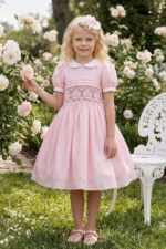 فستان كلاسيكي مطرز مع عصابة رأس (3–7 سنوات)