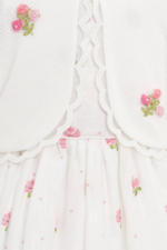 ⁦طقم فستان وسترة مطرز بالورود باللون البيج الفاتح للبنات الصغيرات، مقاس 6-24 شهرا⁩ - الصورة ⁦4⁩