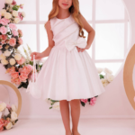 فستان من الساتان بلون بيج فاتح مع حقيبة متناسقة، مقاس 8-14 سنة